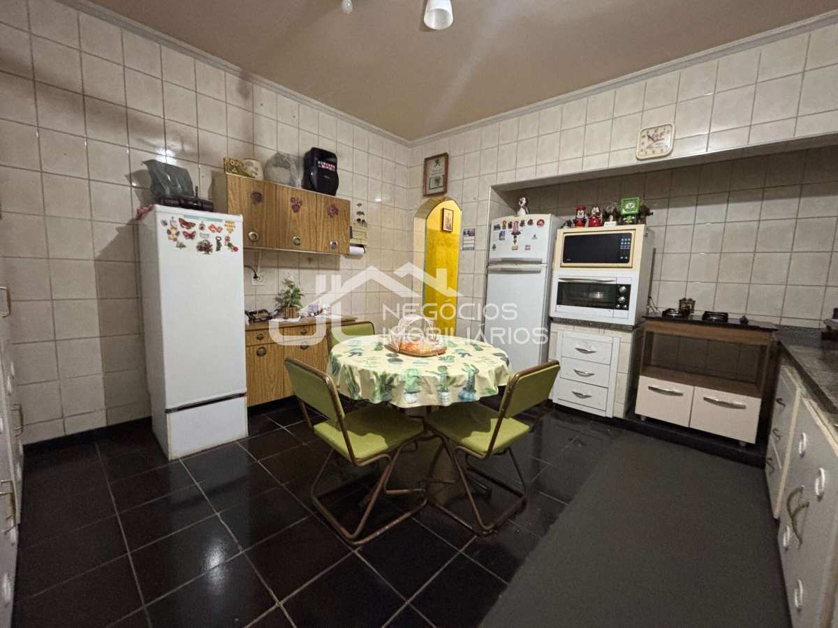  - Casa à venda em Hortolândia, Jardim São Pedro, com 3 quartos, 244,94m²